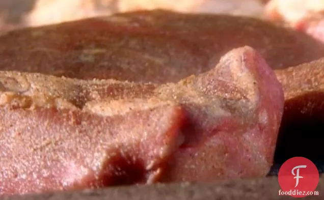 सूखी रगड़ बीबीक्यू बीफ ब्रिस्केट या चिकन