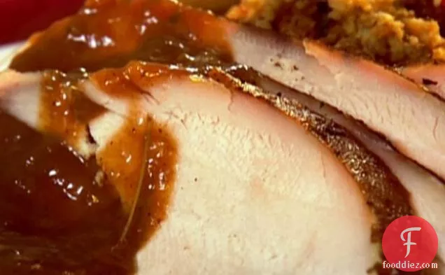 बीबीक्यू ग्रेवी के साथ स्मोक्ड टर्की