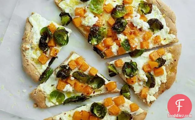 साबुत गेहूं ब्रसेल्स स्प्राउट, स्क्वैश और रिकोटा पिज्जा