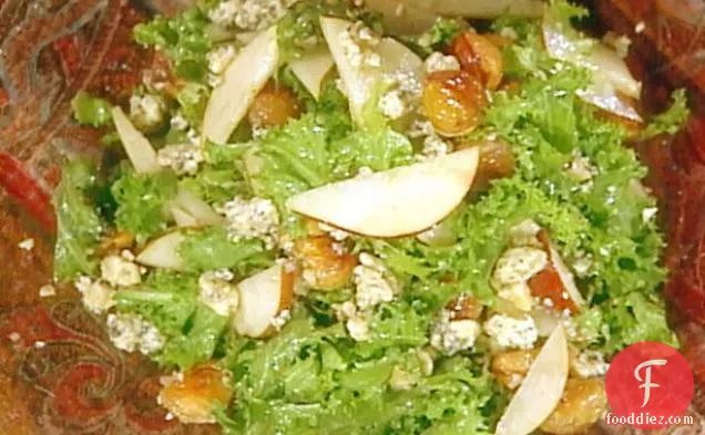 खस्ता चेस्टनट के साथ नाशपाती, स्टिल्टन और चिकोरी सलाद