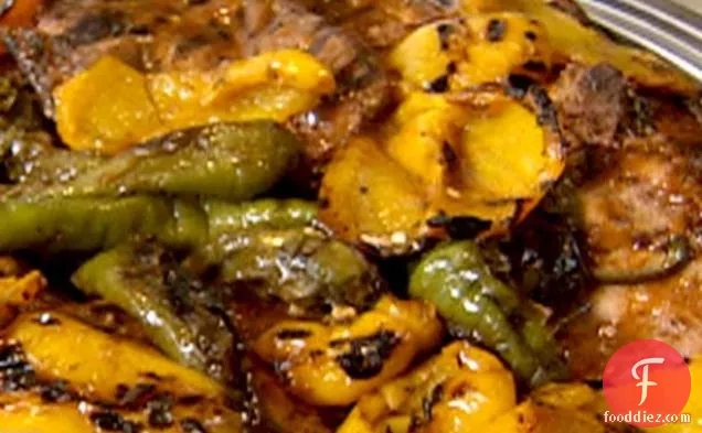 ग्रिल्ड पोर्क चॉप्स लॉन्ग हॉट्स और येलो बेल पेपर्स के साथ