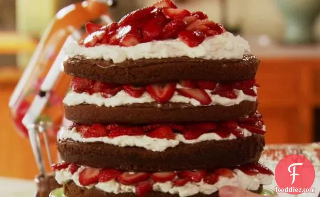 स्ट्रॉबेरी चॉकलेट लेयर केक