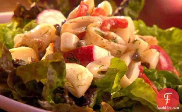 ग्रील्ड Calamari मूली का सलाद के साथ नींबू डिल Vinaigrette