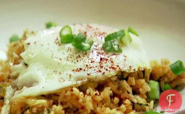 तले हुए अंडे के साथ किमची फ्राइड राइस