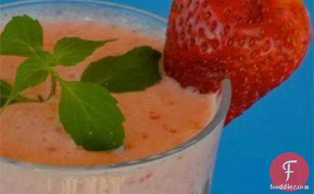 मलाईदार स्ट्रॉबेरी-अनानास स्मूदी