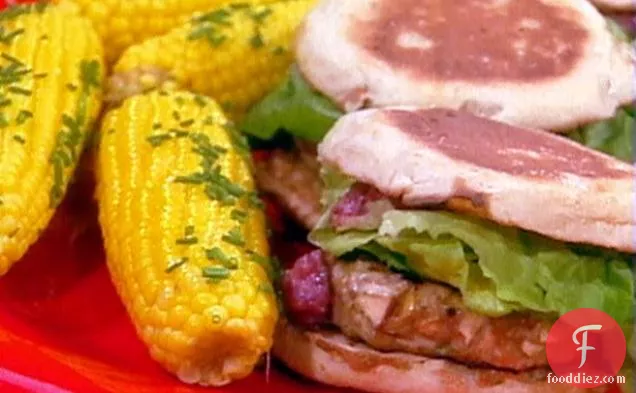 क्रैनबेरी बोग टर्की बर्गर, चिव मक्खन के साथ कोब पर मकई के साथ परोसा जाता है