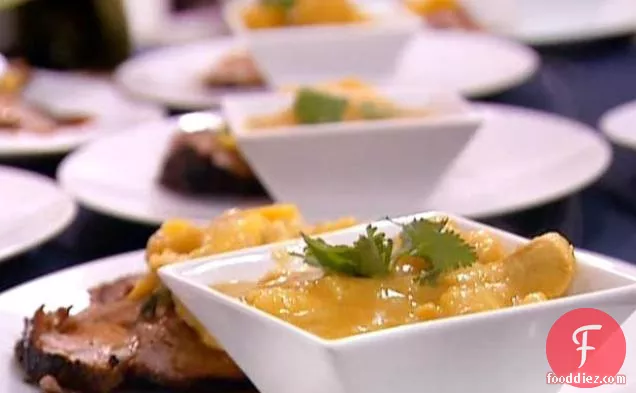 जमैका करी चिकन और आलू स्कॉच बोनट गर्म मिर्च के साथ