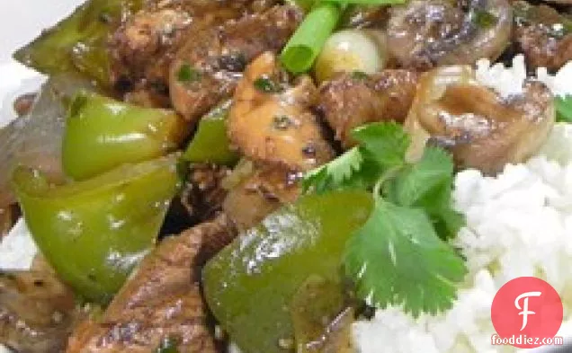 काली बीन सॉस में हरी मिर्च के साथ चिकन