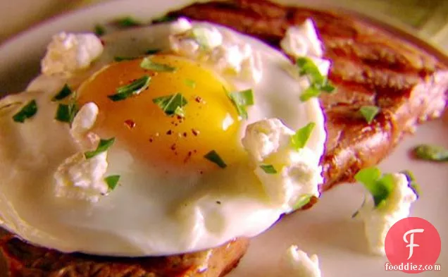 तले हुए अंडे और बकरी पनीर के साथ ग्रील्ड टस्कन स्टेक