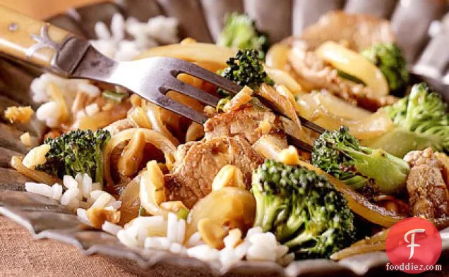 ब्रोकोली और काजू के साथ स्टिर-फ्राइड पोर्क