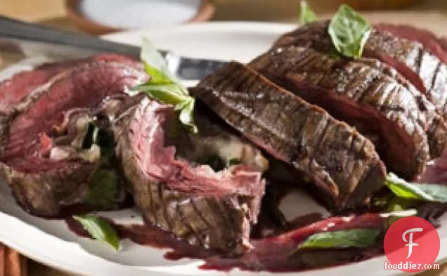 रेड वाइन मैरीनेटेड फ्लैंक स्टेक प्रोसियुट्टो, फोंटिना और तुलसी के साथ कैबरनेट-शालोट कमी के साथ भरा हुआ है