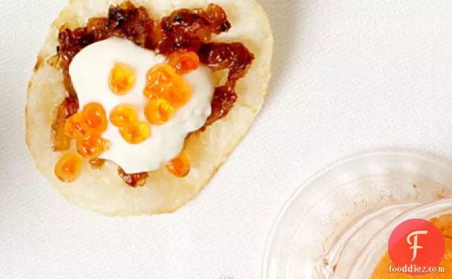 मसालेदार क्रेम फ्रैच के साथ प्याज और कैवियार चिप्स