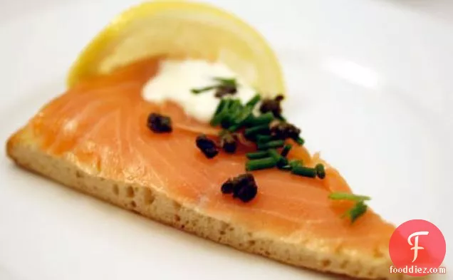 नए साल का ब्रंच: स्कॉटिश स्मोक्ड सैल्मन के साथ फौगासे, तला हुआ