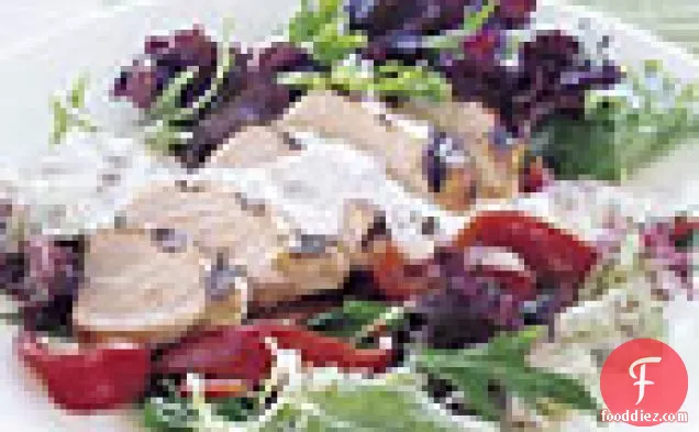 तारगोन के साथ चिकन-मिश्रित साग के साथ कापर सॉस