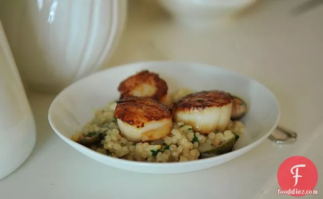 भुना हुआ नींबू और केपर्स के साथ इज़राइली कूसकूस सीयर के साथ सबसे ऊपर है