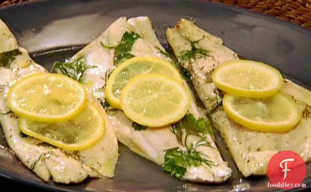 जड़ी बूटियों और त्वरित एओली के साथ धारीदार बास का पैपिलोट