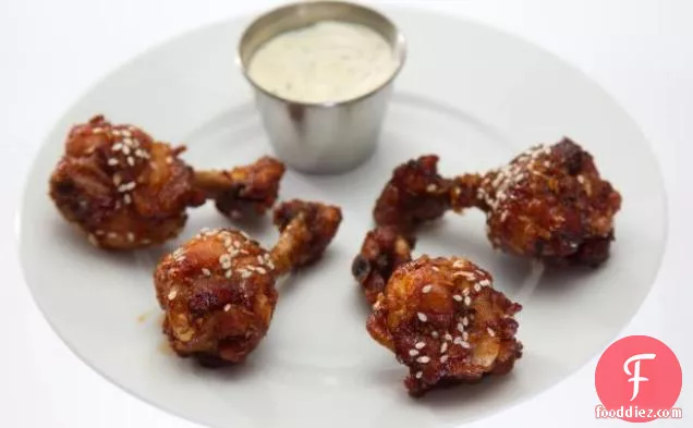 मलाईदार वसाबी सूई सॉस के साथ मंगोलियाई किकिन विंग्स