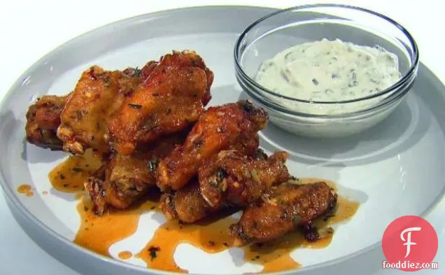 ग्रीक योगर्ट और लेमन गार्लिक डिपिंग सॉस के साथ हनी-रोज़मेरी विंग्स