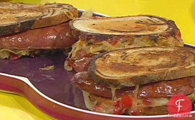 ग्रील्ड विभाजन Kielbasa Reubens के साथ गर्म सरसों-जीरा गोभी