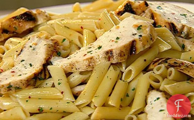 चिकन के साथ आसान नींबू पास्ता