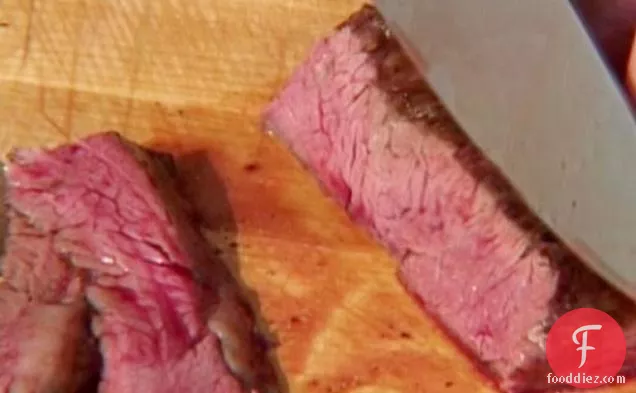 गौचो-चिमिचुर्री सॉस के साथ ग्रील्ड स्टेक