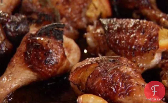 संतरे और मेंहदी के साथ पैन भुना हुआ चिकन