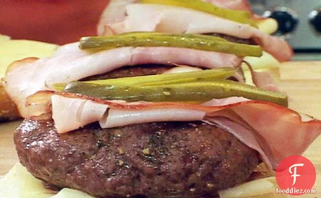 ग्रिल पर क्यूबा शैली के बर्गर