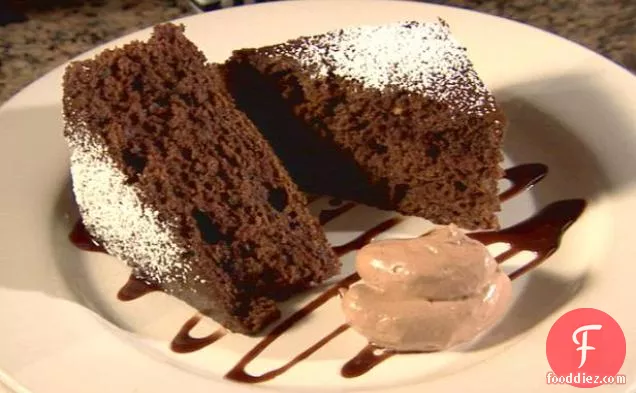 चॉकलेट-दालचीनी टॉपिंग के साथ सुपर नम चॉकलेट केक