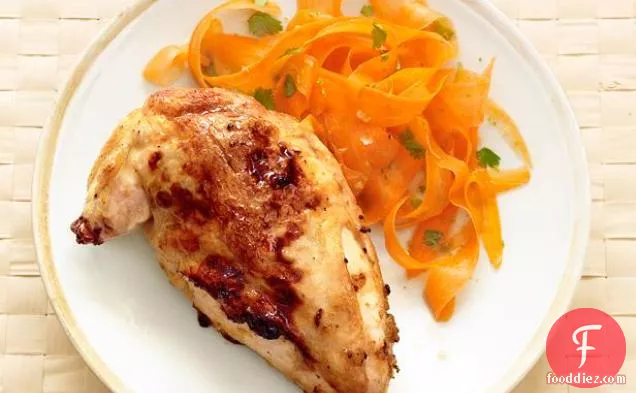 गाजर-अदरक सलाद के साथ थाई चिकन