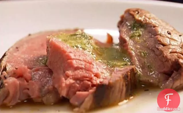 भुना हुआ केला मैंगो साल्सा के साथ ग्रील्ड जमैका जर्क बोनलेस पोर्क