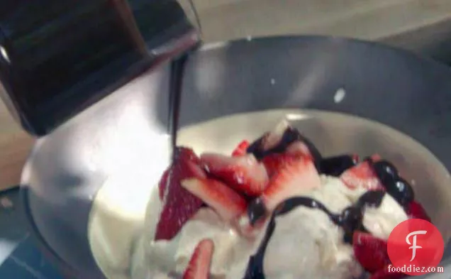 Gelato या Sorbetto पर Pizzelle कुकीज़ Sundaes