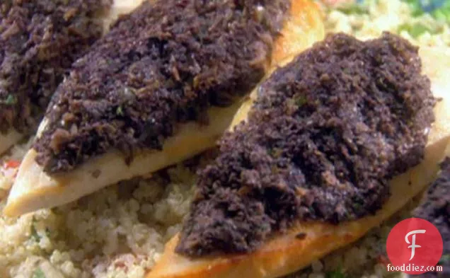 जैतून Tapenade Crusted चिकन और Quinoa के साथ भुना हुआ लहसुन, भुना हुआ लाल मिर्च और तुलसी
