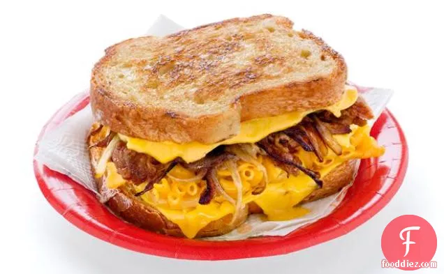 Grilled Mac and Cheese With Pulled Pork