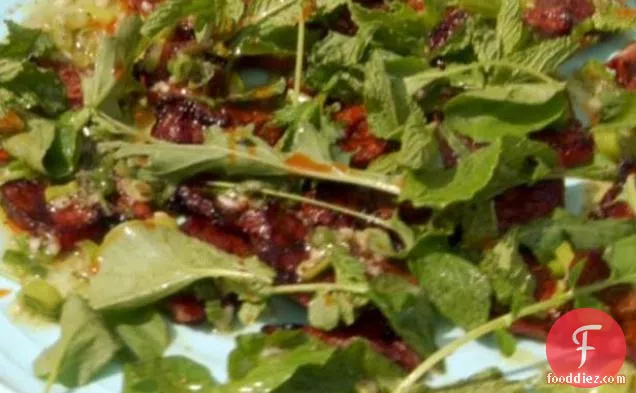 ग्रील्ड स्कैलियन और टकसाल सलाद के साथ मसालेदार छोटी पसलियों