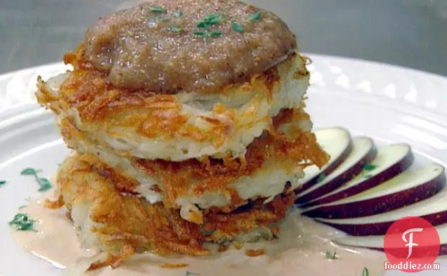 सेब और बकरी पनीर के साथ खस्ता आलू पैनकेक