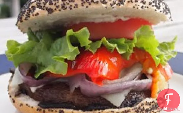 भुना हुआ लाल मिर्च और मोज़ेरेला के साथ ग्रील्ड पोर्टोबेलो सैंडविच