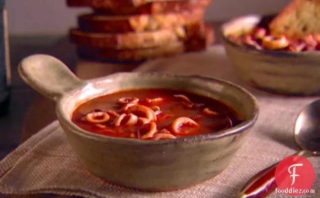 लहसुन टोस्ट के साथ कैलामारी स्टू