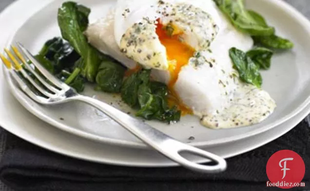 पके हुए अंडे और सरसों की चटनी के साथ स्मोक्ड हैडॉक