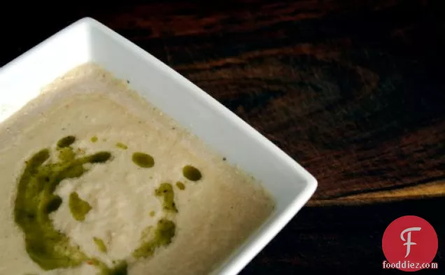 तुलसी के तेल के साथ कारमेलाइज्ड तीन प्याज, फूलगोभी का सूप