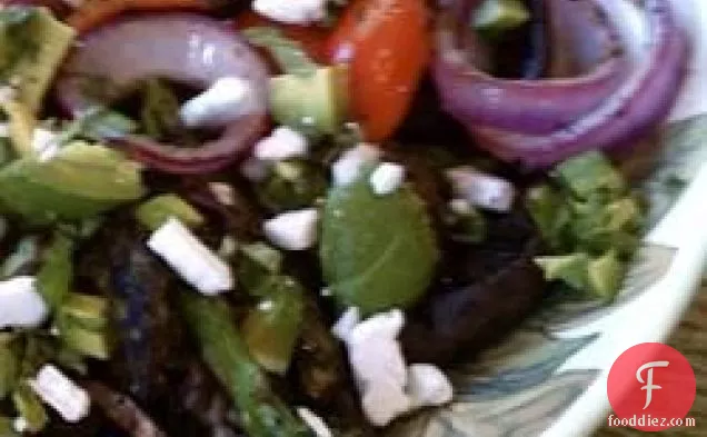 एवोकैडो और बकरी पनीर के साथ महान ग्रील्ड स्मोकी सब्जियां