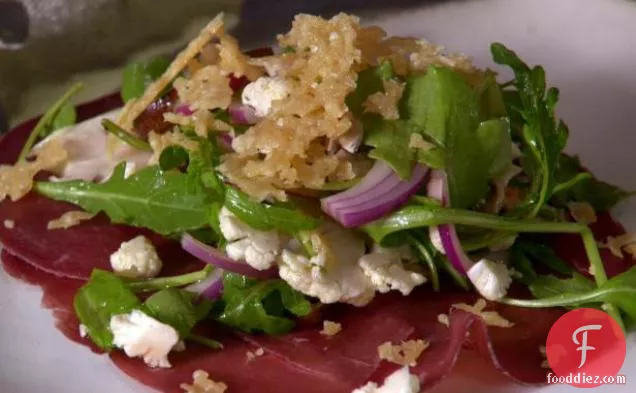 क्रिस्पी पार्मिगियानो के साथ ब्रेसोला और हल्के से मसालेदार मशरूम और फूलगोभी का सलाद