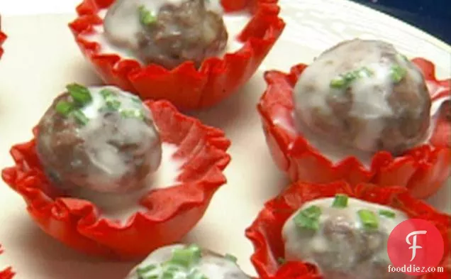 धूप में सुखाए हुए टमाटर फाइलो कप में वेनिसन करी मीटबॉल