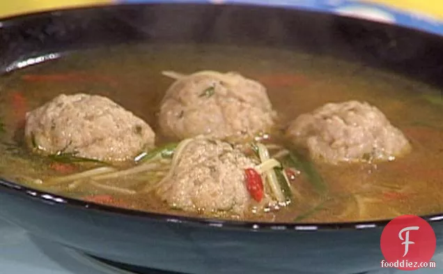 हंगेरियन-ईश मिनी-पकौड़ी और अंडा नूडल सूप