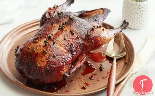 हरी मिर्च के शीशे का आवरण के साथ पूरे बतख