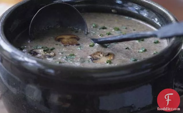 तारगोन के साथ मलाईदार मशरूम सूप
