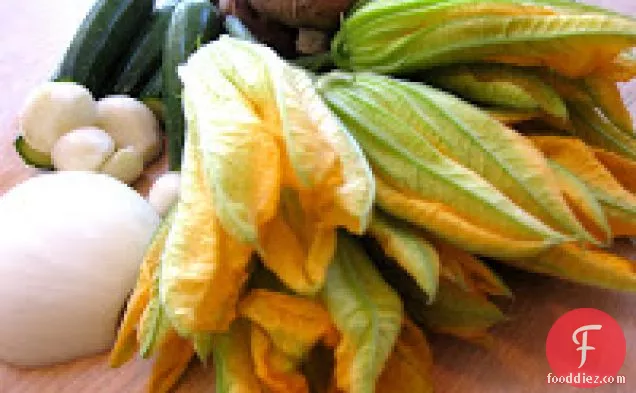 किसानों के बाजार के साथ रिसोट्टो ताजा स्क्वैश फूल और बेबी ज़ुक