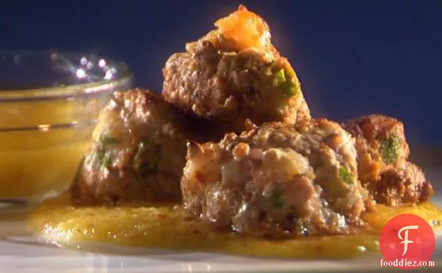 मसालेदार झींगा और सूअर का मांस के साथ Meatballs सॉस Rujak
