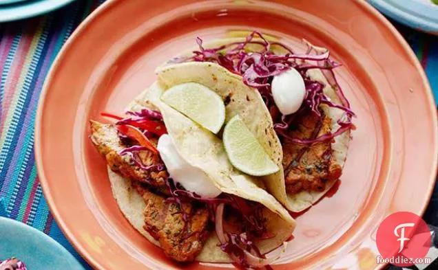 ग्रील्ड Chipotle पोर्क Tacos के साथ लाल Slaw