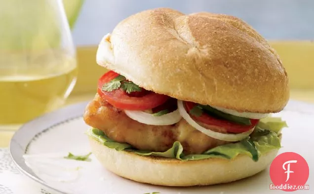 जलेपीनो-नुकीले टमाटर के साथ फ्राइड-फिश सैंडविच