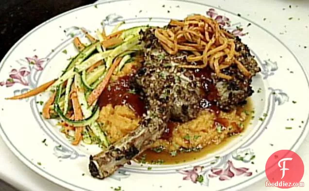 एक प्रकार का अखरोट के साथ Crusted डबल-कट पोर्क चॉप